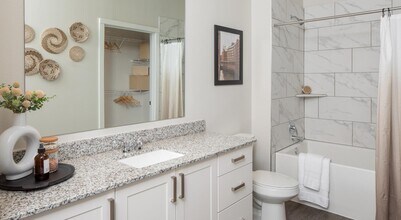 12111 S Main St in Houston, TX - Foto de edificio - Building Photo