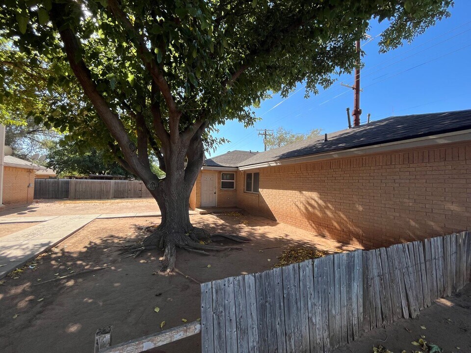 8202 Vernon Ave-Unit -B in Lubbock, TX - Building Photo