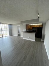 744 Executive Center Dr in West Palm Beach, FL - Building Photo - Building Photo