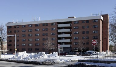 Hall Manor in Providence, RI - Foto de edificio - Building Photo