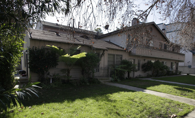 13740 Oxnard St in Van Nuys, CA - Building Photo - Building Photo