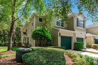 7990 Baymeadows Cir E in Jacksonville, FL - Foto de edificio - Building Photo