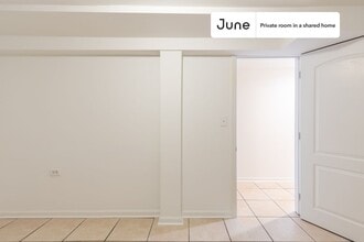 Private bedroom in 3 bed/1 bath Home in Chicago, IL - Building Photo - Building Photo