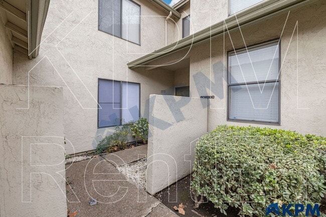 1573 W Swain Rd in Stockton, CA - Building Photo - Building Photo