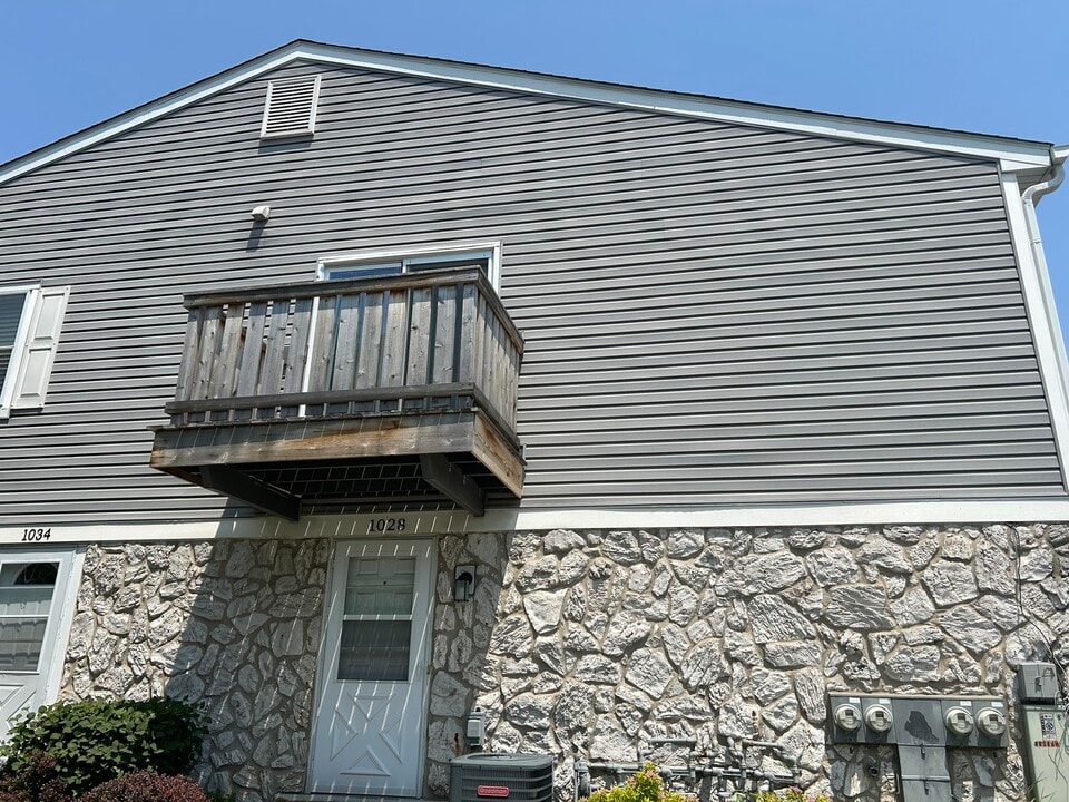 1028 Brunswick Harbor in Schaumburg, IL - Building Photo