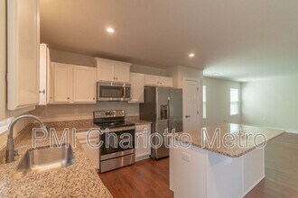 6048 Bellastead Dr in Charlotte, NC - Building Photo - Building Photo