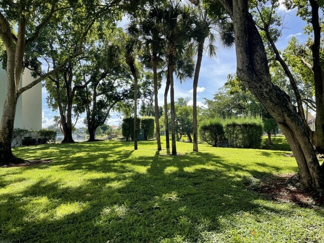 12568 Shoreline Dr in Wellington, FL - Foto de edificio - Building Photo