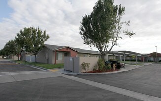 Casa De La Vina Apartments in Madera, CA - Building Photo