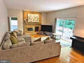 2 Royal Dominion Ct in Bethesda, MD - Building Photo - Building Photo