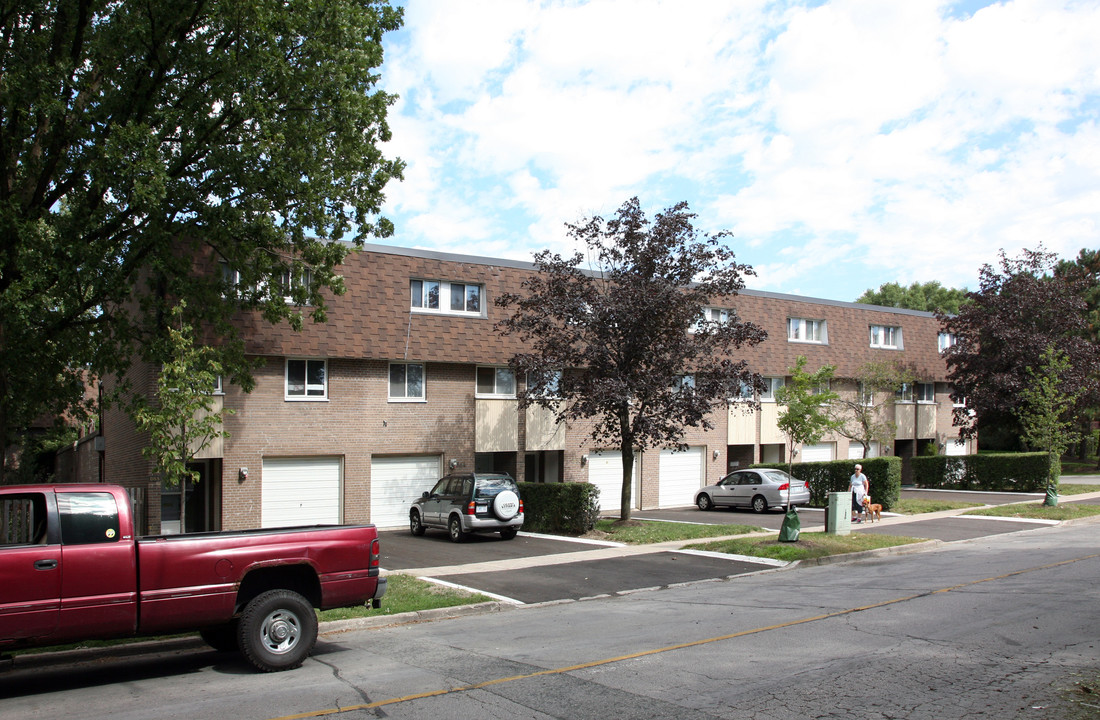 879-885 Tandridge Cres in Toronto, ON - Building Photo