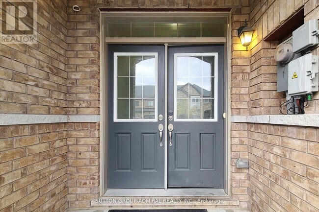 74 Davenfield Cir in Brampton, ON - Building Photo - Building Photo