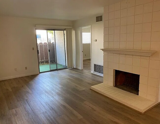 23647 Golden Springs Dr, Unit #G-1 in Diamond Bar, CA - Foto de edificio - Building Photo