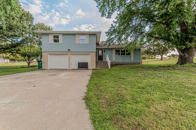 property at 708 Redbud Ln