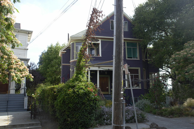 1051 Bella Vista Ave in Oakland, CA - Building Photo - Building Photo