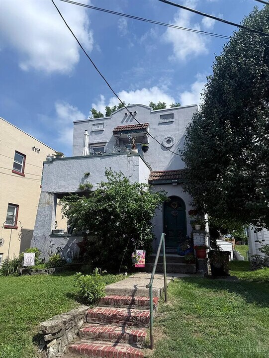 2458 Duck Creek Rd, Unit 1 in Cincinnati, OH - Building Photo