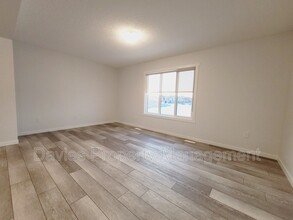 126 Secord Dr NW in Edmonton, AB - Building Photo - Building Photo