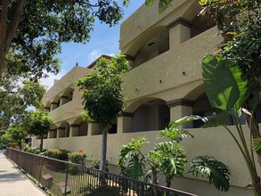 Tuscan Villas Apartments in Santa Ana, CA - Foto de edificio - Building Photo