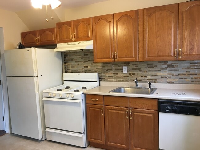 411 N Oaks Blvd, Unit 411 in North Brunswick, NJ - Building Photo - Building Photo