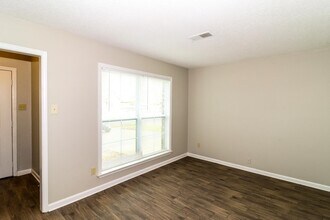 7135 Hillshire Dr in Memphis, TN - Building Photo - Building Photo