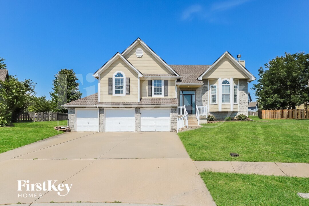 2300 SW Stone Bridge Ct in Lee's Summit, MO - Foto de edificio