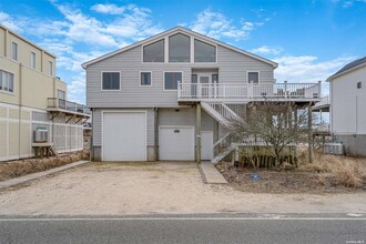 717 Dune Rd in Westhampton Beach, NY - Building Photo - Building Photo