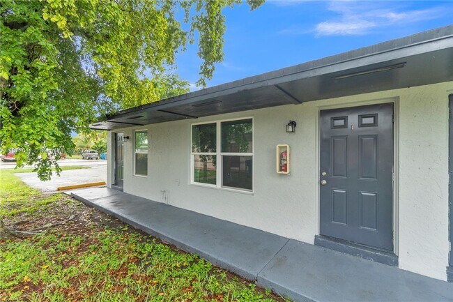 5807 SW 27th St in West Park, FL - Building Photo - Building Photo