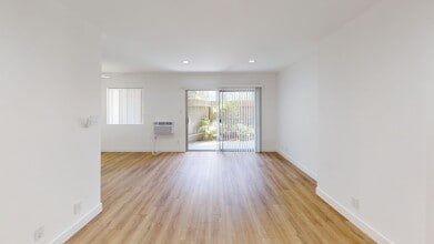 The Regal Villa Apts in Los Angeles, CA - Building Photo - Interior Photo