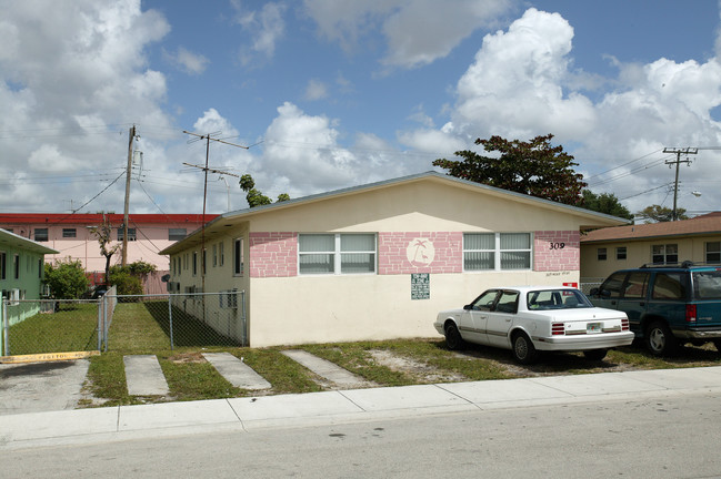 309 W 19th St in Hialeah, FL - Building Photo - Building Photo