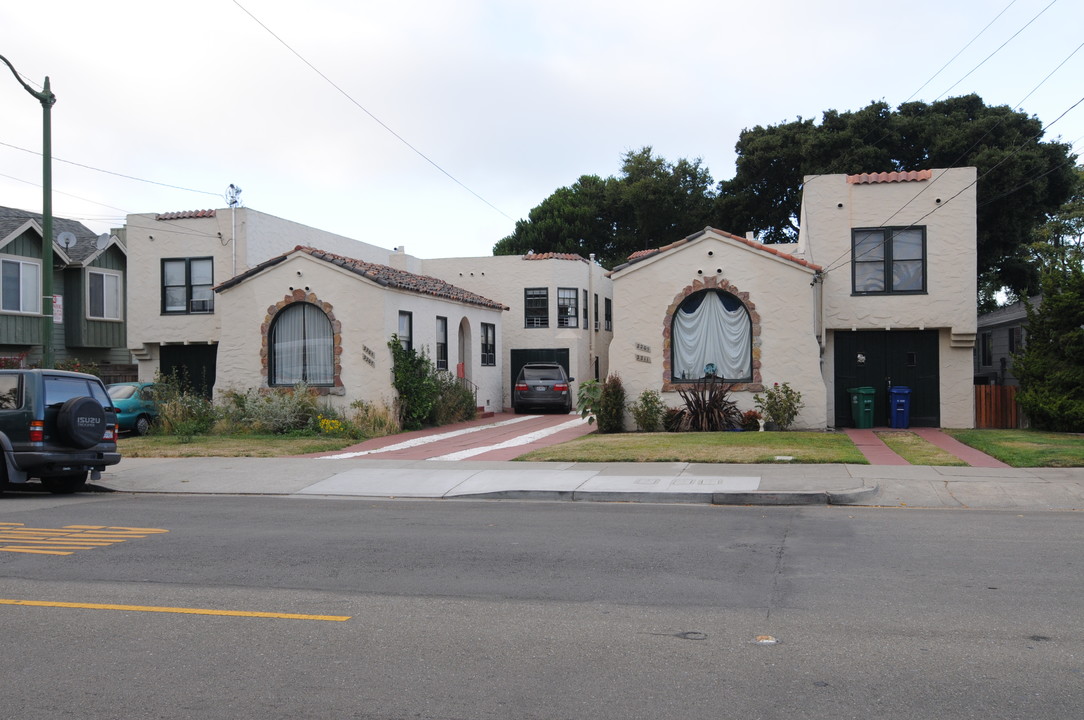 2205-2207 Santa Clara Ave in Alameda, CA - Foto de edificio