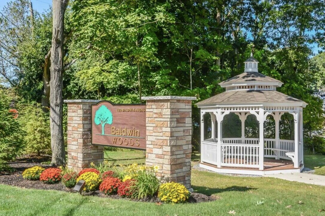 100 Baldwin Ave in Woburn, MA - Foto de edificio