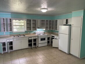 102 Perry St in Clarksville, AR - Building Photo - Building Photo