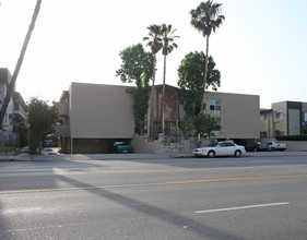 Woodman Apartments in Van Nuys, CA - Building Photo - Building Photo