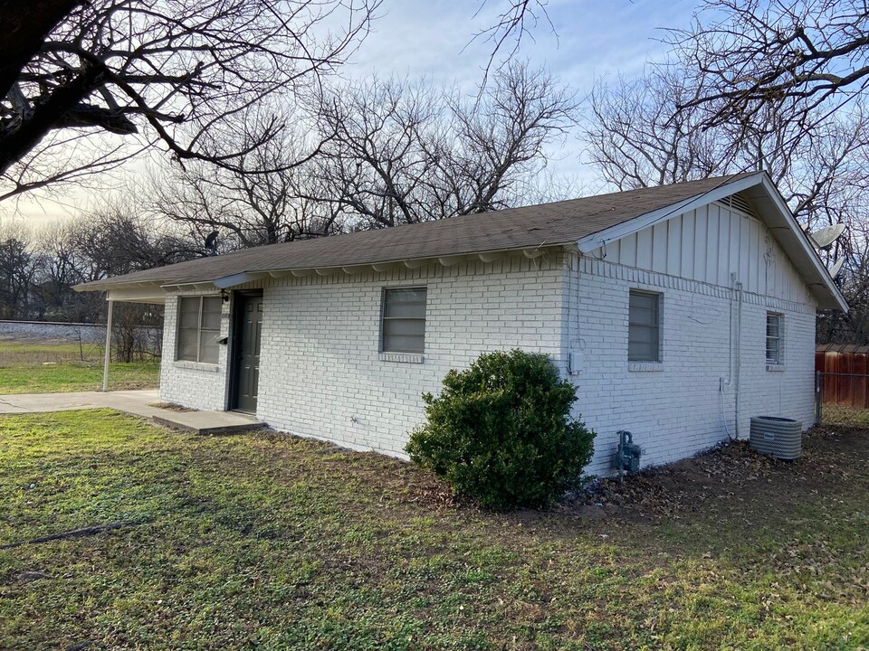 1211 W Long in Stephenville, TX - Building Photo