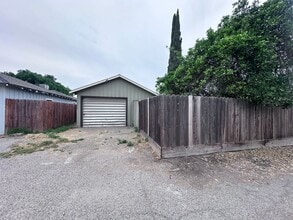 1216 N Conyer St in Visalia, CA - Building Photo - Building Photo