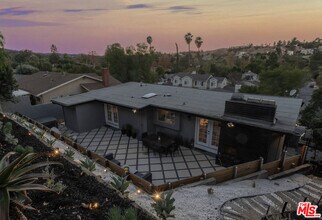 5082 Don Pio Dr in Los Angeles, CA - Foto de edificio - Building Photo