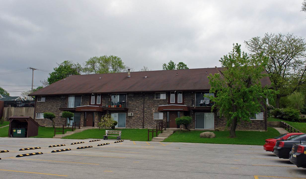 Main Court Apartments in Lemont, IL - Building Photo