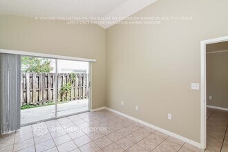 9949 W Daffodil Ln in Miramar, FL - Foto de edificio - Building Photo