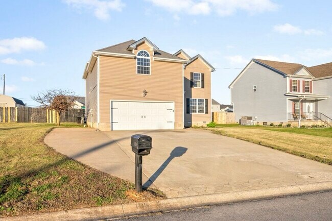 1354 Loren Circle in Clarksville, TN - Building Photo - Building Photo
