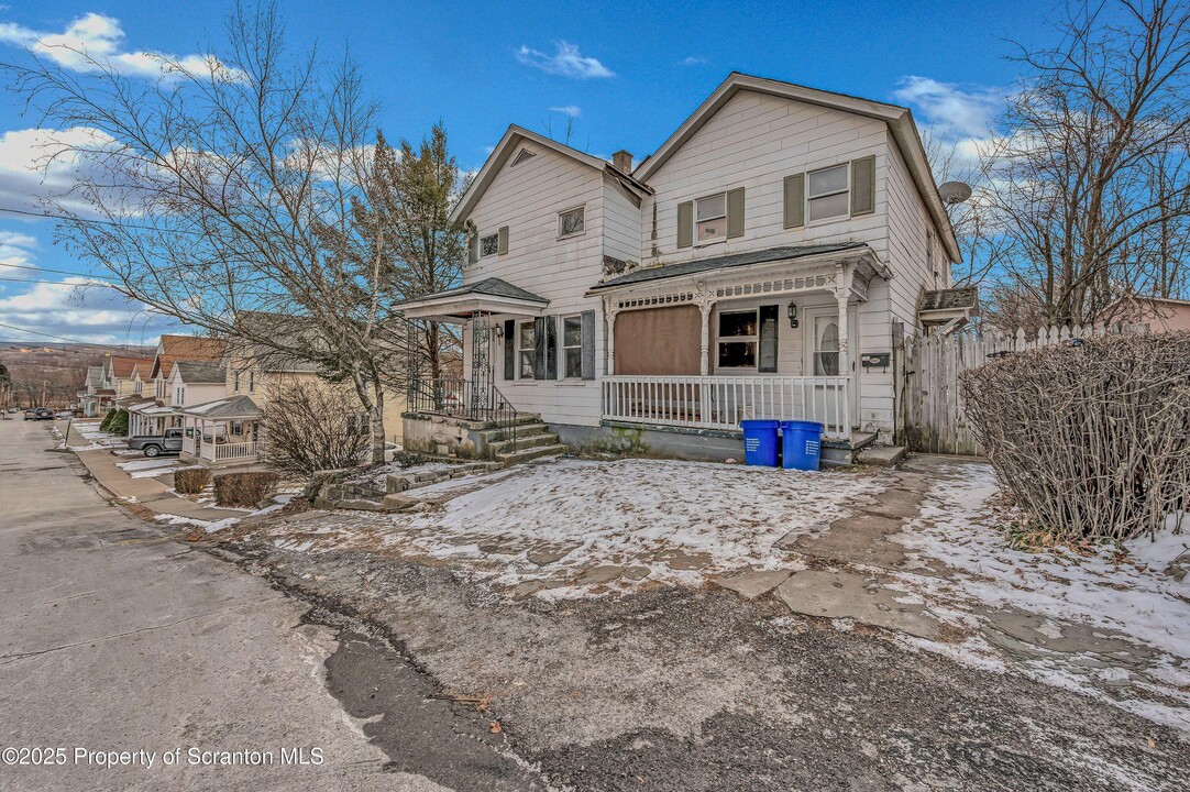 141 Throop St in Scranton, PA - Building Photo