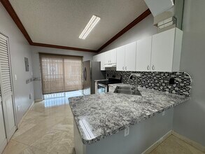 6911 W 36th Ave, Unit 204 in Hialeah, FL - Foto de edificio - Building Photo