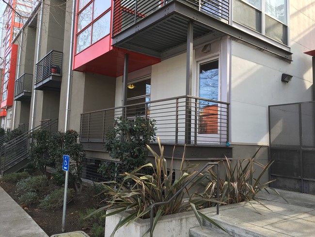 1007 41st St, Unit 211 in Oakland, CA - Building Photo - Building Photo