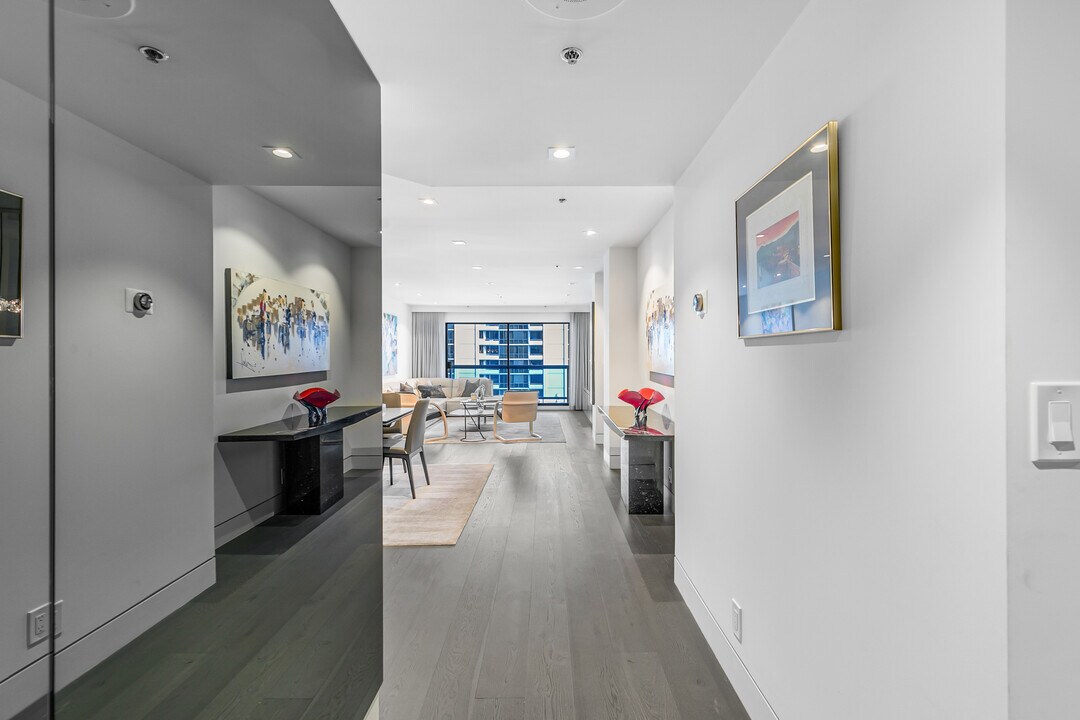 10724 Wilshire Blvd, Unit 903 in Los Angeles, CA - Building Photo