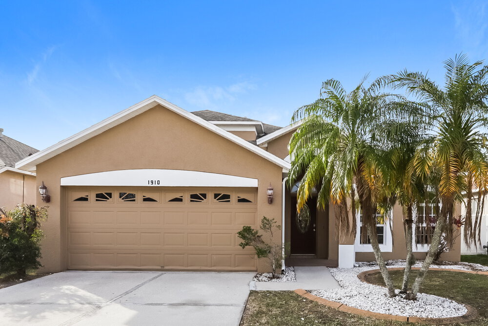 1910 Fruitridge St in Brandon, FL - Building Photo