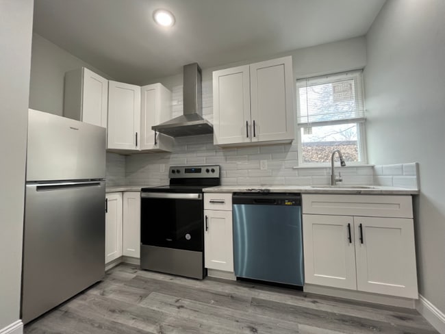 106 S 42nd St, Unit 2B in Philadelphia, PA - Building Photo - Building Photo