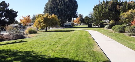 26094 Crestwood Pl in Hemet, CA - Foto de edificio - Building Photo