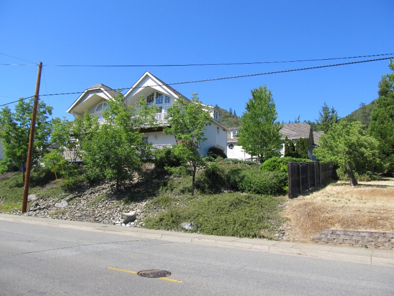 1660 NE Foothill Blvd in Grants Pass, OR - Building Photo