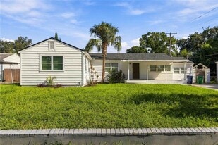 1517 W River Shore Way in Tampa, FL - Building Photo