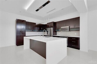 18 Redbud Ave W in McAllen, TX - Building Photo - Building Photo