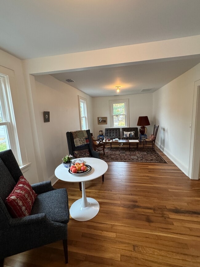 43 Hoyt St in New Canaan, CT - Building Photo - Building Photo