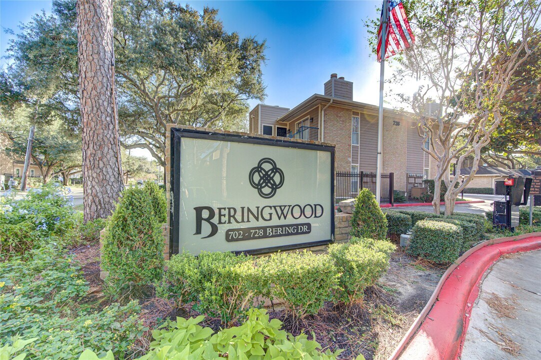 726 Bering Dr in Houston, TX - Building Photo